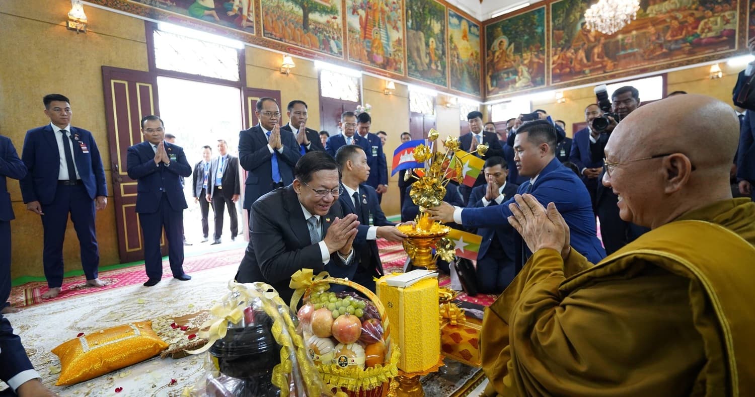 ឯកឧត្តមប្រធានាធិបតីមីយ៉ាន់ម៉ា អញ្ជើញក្រាបបង្គំ សម្តេចសង្ឃ បួរ គ្រី នៅវត្តស្វាយពពែ