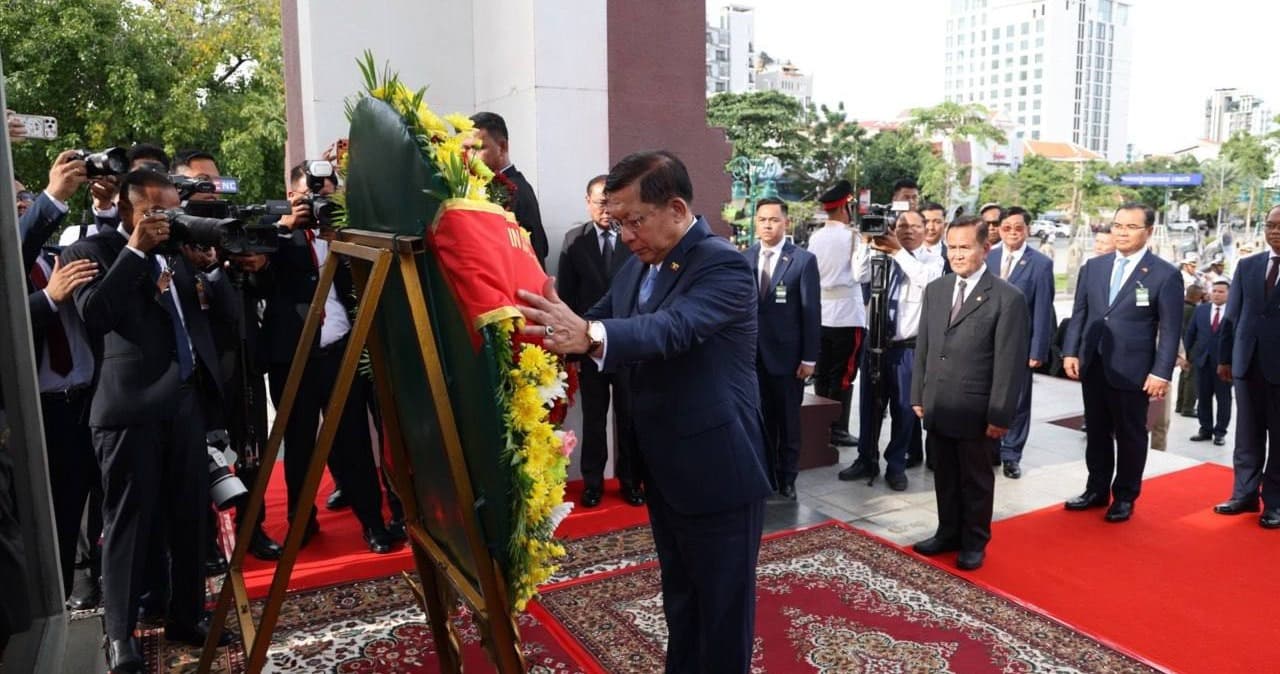 ឯកឧត្តម មីន អោង ឡាំង ប្រធានាធិបតី នៃសាធារណរដ្ឋសហភាពមីយ៉ាន់ម៉ា អញ្ជើញថ្វាយកម្រងផ្កាគោរពព្រះវិញ្ញាណក្ខន្ធនៅមណ្ឌបព្រះបរមរូប «ព្រះបរមរតនកោដ្ឋ»
