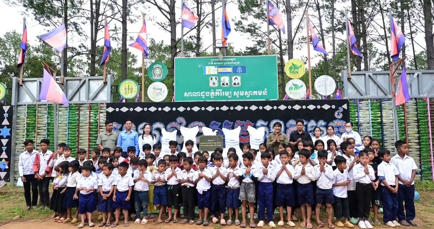 អនុវត្តតាមការសន្យា! អំណោយជាថវិកា និងអង្ករ ដែលសម្ដេចបវរធិបតី នាយករដ្ឋមន្ត្រី បានសន្យាផ្ដល់ជូនសាលាដូង ជាប្រចាំខែ ត្រូវបានផ្ដល់ជូនដល់ លោក អ៊ុក វណ្ណដេ នាយកសាលាដូង រួចរាល់ ដើម្បីបម្រើឱ្យតម្រូវការប្រើប្រាស់ប្រចាំថ្ងៃរបស់សាលាដូង