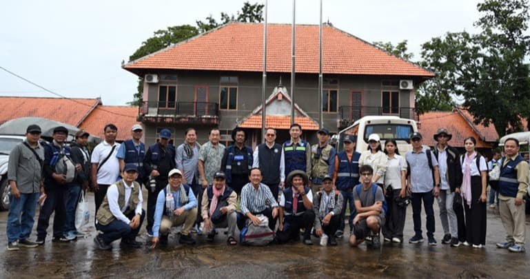 ក្លិបអ្នកការសែតកម្ពុជា ដឹកនាំអ្នកព័ត៌មានជាតិនិងអន្តរជាតិ ទៅតំបន់ប្រាសាទព្រះវិហារ និងតំបន់រងផលប៉ះពាល់ដោយសារយោធាថៃបាញ់បំផ្លាញ