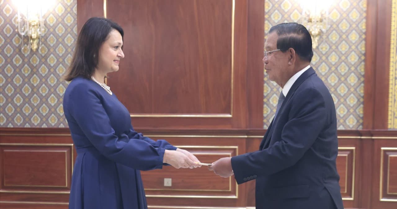 សម្តេចតេជោប្រមុខរដ្ឋស្តីទី អនុញ្ញាតជូនឯកអគ្គរដ្ឋទូតសាធារណរដ្ឋ Cyprus តែងតាំងថ្មីប្រចាំកម្ពុជា ចូលជូនសារតាំង