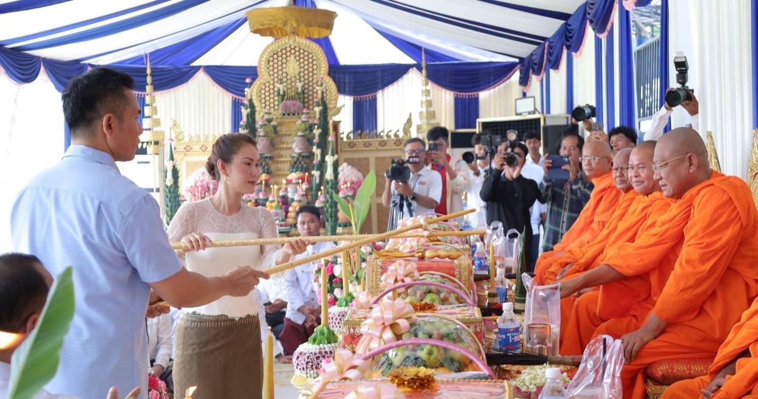 ឯកឧត្តម ឌី វិជ្ជា និងលោកជំទាវ ហ៊ុន ម៉ាណា អញ្ជើញជាអធិបតីក្នុងពិធីចម្រើនព្រះបរិត្តនៅកីឡដ្ឋានព្រះខ័នរាជស្វាយរៀង