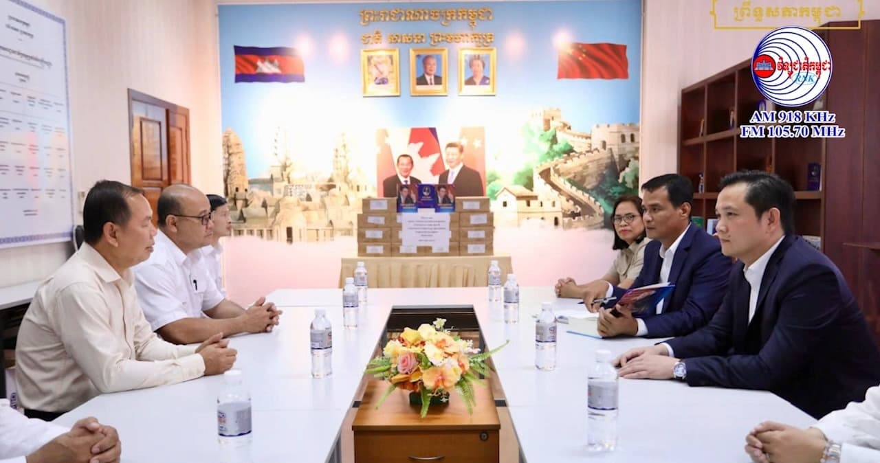 សៀវភៅ «យុទ្ធសាស្ត្រត្រីកោណ ឆ្អឹងខ្នងសន្តិភាពកម្ពុជា» និង សៀវភៅ«១១១ ចំណុច ប្រសាសន៍ណែនាំសម្តេចតេជោ» ត្រូវបាននាំយកទៅតម្កល់ទុក នៅបណ្ណាល័យសម្តេចអគ្គមហាសេនាបតីតេជោ ហ៊ុន សែន  (បឹងត្របែក)
