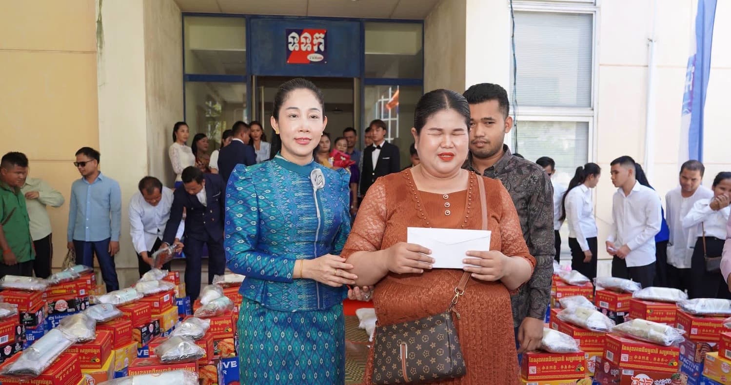 លោកជំទាវ ទុយ សិរីរតនៈ នេត្រ ភក្ត្រា ចែកអំណោយ និងផ្តល់ការលើកទឹកចិត្តដល់បេក្ខជន បេក្ខនារីមានពិការភាពទាំង ៤៥នាក់ ដែលបានចូលរួមប្រឡងចម្រៀងជនមានពិការភាព ពានរង្វាន់ក្រសួងព័ត៌មាន ឆ្នាំ២០២៦