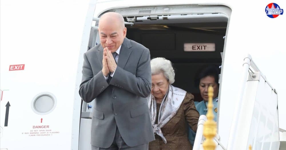 الملك والملكة الأم يعودان إلى أرض الوطن بعد إجراء فحوصات طبية في بكين