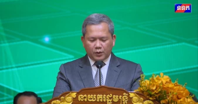 សម្តេចបវរធិបតី ៖ កន្លងមកសម្តេចបានជួបដោយផ្ទាល់ជាមួយ កម្មករ-និយោជិត សហគ្រិន និងម្ចាស់អាជីវកម្ម ដើម្បីស្វែងយល់ឱ្យបានច្បាស់ថាតើបងប្អូនជួបការលំបាកអ្វីខ្លះ ដូចជា បញ្ហាដើមទុន បញ្ហាបច្ចេកទេស បញ្ហាទីផ្សារ ការប្រកួតប្រជែង ជាមួយទំនិញនាំចូល ថ្លៃដើមផលិតកម្ម