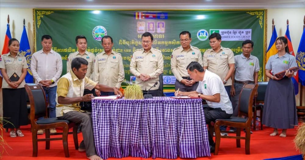 សហគមន៍កសិកម្មខេត្តបន្ទាយមានជ័យ និងក្រុមបណ្តុំអាជីវកម្មខេត្តបាត់ដំបង ចុះកិច្ចសន្យាផ្គត់ផ្គង់ស្រូវសែនក្រអូបជាង ៧ពាន់តោនដល់ក្រុមហ៊ុនខ្មែរហ្វ៊ូតគ្រុប
