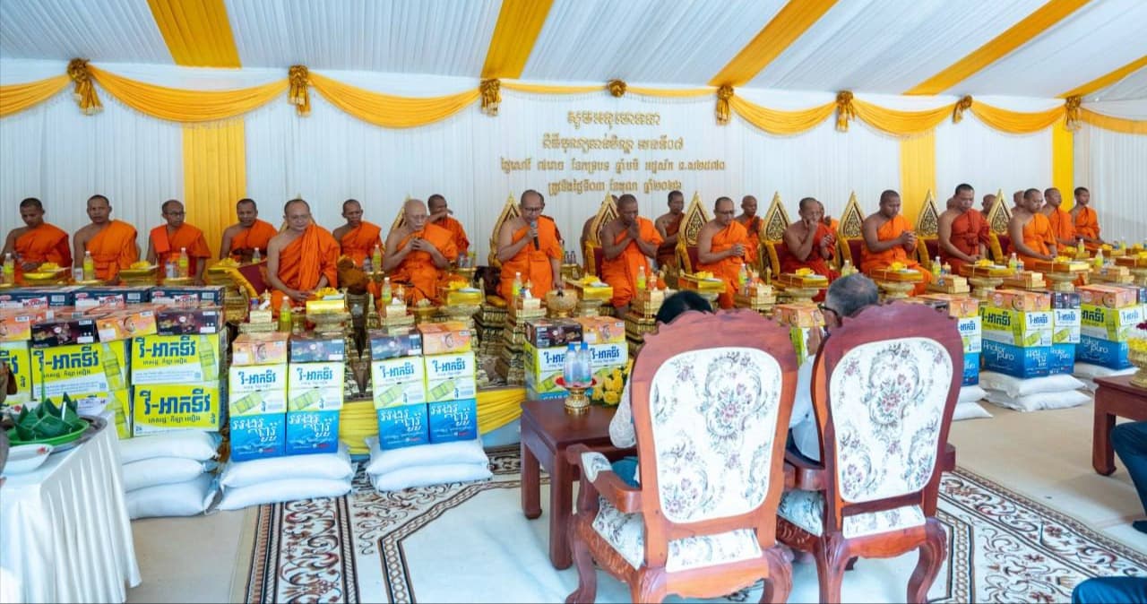 សម្ដេចធិបតី ហ៊ុន ម៉ាណែត និងលោកជំទាវបណ្ឌិត ប្រគេនទេយ្យវត្ថុដល់វត្តទាំង៩ ក្នុងតំបន់អង្គរ ក្នុងឱកាសពិធីបុណ្យកាន់បិណ្ឌវេនទី៧ នៅខេត្តសៀមរាប