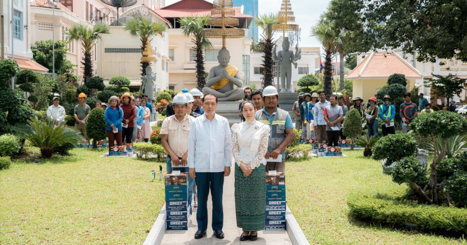 ឯកឧត្តម នេត្រ ភក្ត្រា និងលោកជំទាវ ទុយ សិរីរតនៈ អញ្ជើញជួបសំណេះសំណាល និងចែកអំណោយដល់កម្មករសាងសង់អគារ និងផ្លូវក្នុងទីស្តីការក្រសួងព័ត៌មាន