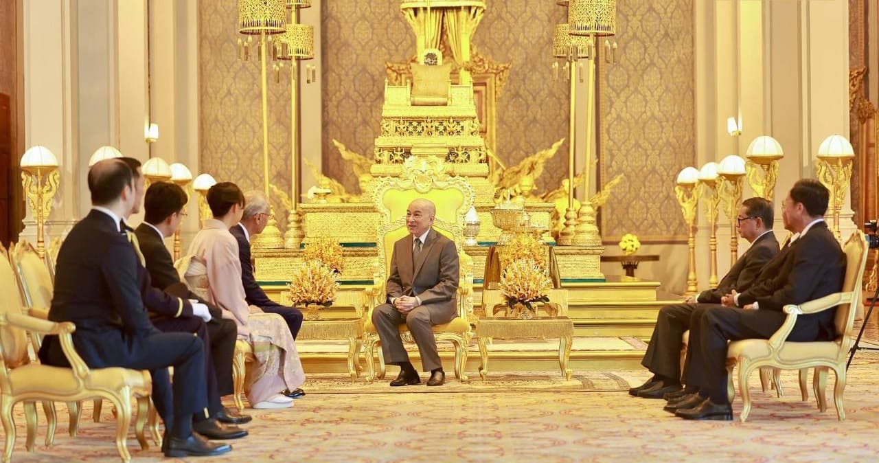 ព្រះករុណា ព្រះមហាក្សត្រ សព្វព្រះរាជហឬទ័យ ប្រោសព្រះរាជទាន ឯកឧត្តម ISHIZUKI Hideo ឯកអគ្គរាជទូតតែងតាំងថ្មី នៃប្រទេសជប៉ុន (Japan) ចូលក្រាបបង្គំគាល់ និងថ្វាយសារតាំង
