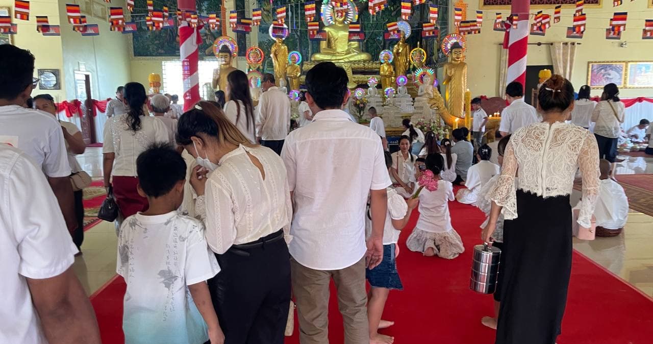 ពិធីកាន់បិណ្ឌនាថ្ងៃដំបូងនៃ ពិធីបុណ្យភ្ជុំបិណ្ឌប្រពៃណីជាតិមានពុទ្ធបរិស័ទចូលរួមច្រើន