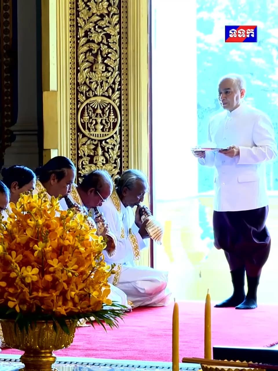 វីដេអូ៖ ព្រះករុណាជាអម្ចាស់ជីវិតលើត្បូង ព្រះបាទសម្តេចព្រះបរមនាថ ព្រះមហាក្សត្រនៃព្រះរាជាណាចក្រកម្ពុជា ជាទីគោរពសក្ការៈដ៏ខ្ពង់ខ្ពស់បំផុត ព្រះអង្គមានព្រះរាជសទ្ធាដ៏ជ្រះថ្លាក្រៃលែង ក្នុងការកសាងឡើងនូវអង្គ កឋិនទានព្រះរាជទ្រព្យព្រះមហាក្សត្រដ៏ធំមួយ