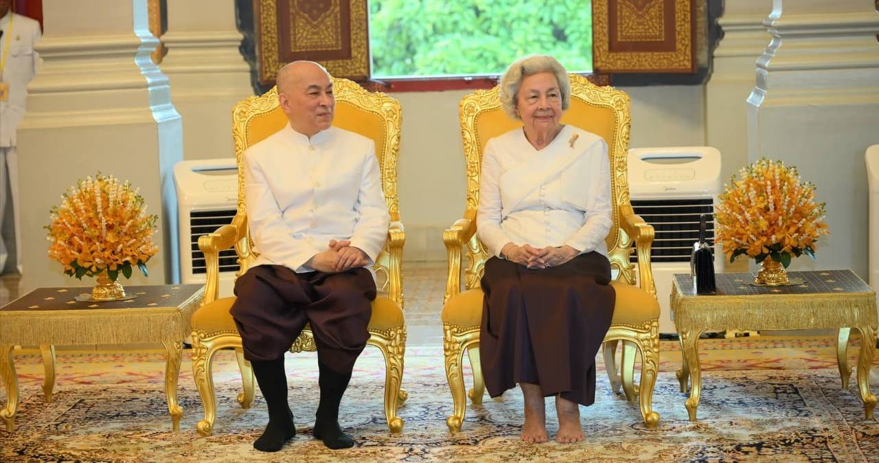 ព្រះករុណាព្រះមហាក្សត្រ និងសម្ដេចព្រះមហាក្សត្រី ស្ដេចយាងជាព្រះរាជាធិបតីក្នុងព្រះរាជពិធីចាក់ទឹកដូងថ្វាយព្រះបិតរ