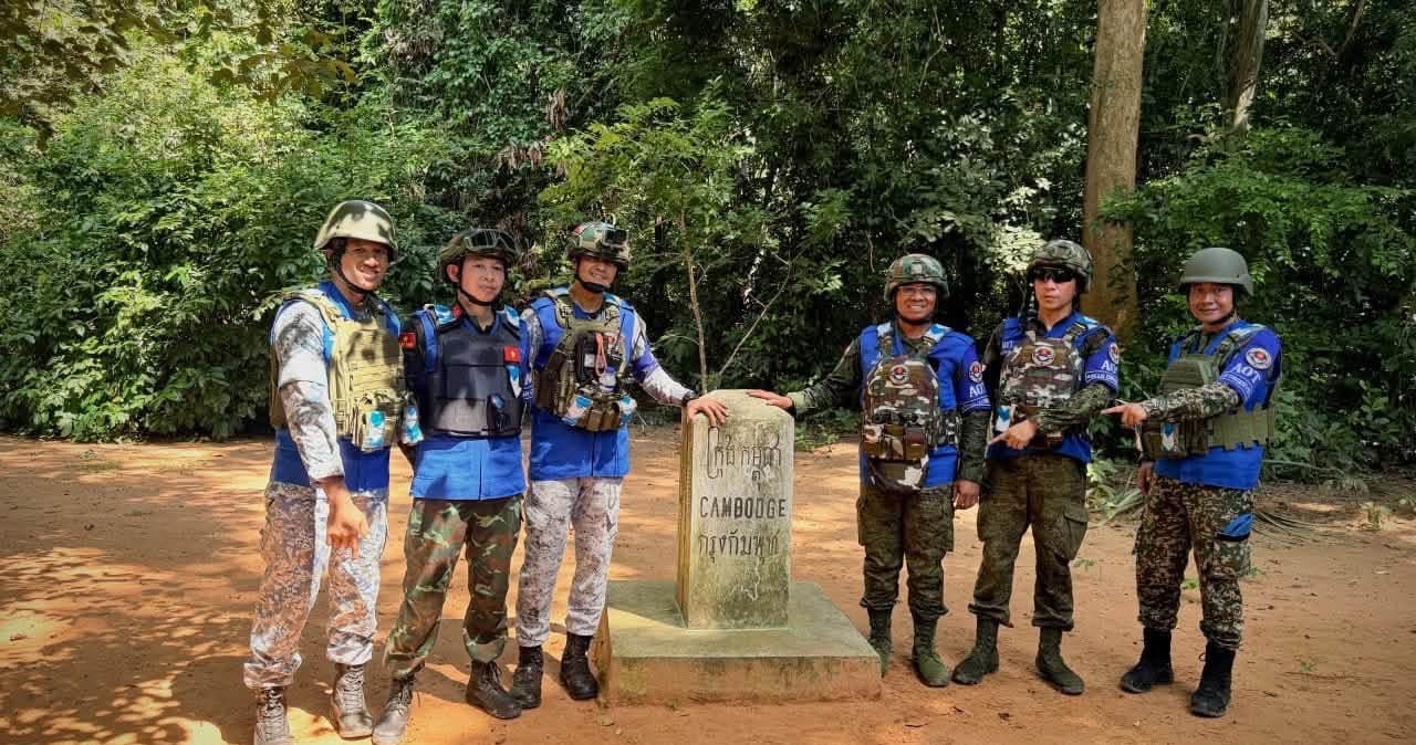 ក្រុមអ្នកសង្កេតការណ៍អាស៊ានប្រចាំព្រះរាជាណាចក្រកម្ពុជា ចុះសង្កេតការណ៍ ផ្ទៀងផ្ទាត់ និងរាយការណ៍អំពីស្ថានភាពតាមបណ្តោយព្រំដែនកម្ពុជា-ថៃ នៅចំណុចបង្គោលព្រំដែនលេខ២៧ ស្ថិតនៅភូមិថ្មរមៀលលិច ឃុំបន្ទាយឆ្មារ ស្រុកថ្មពួក ខេត្តបន្ទាយមានជ័យ