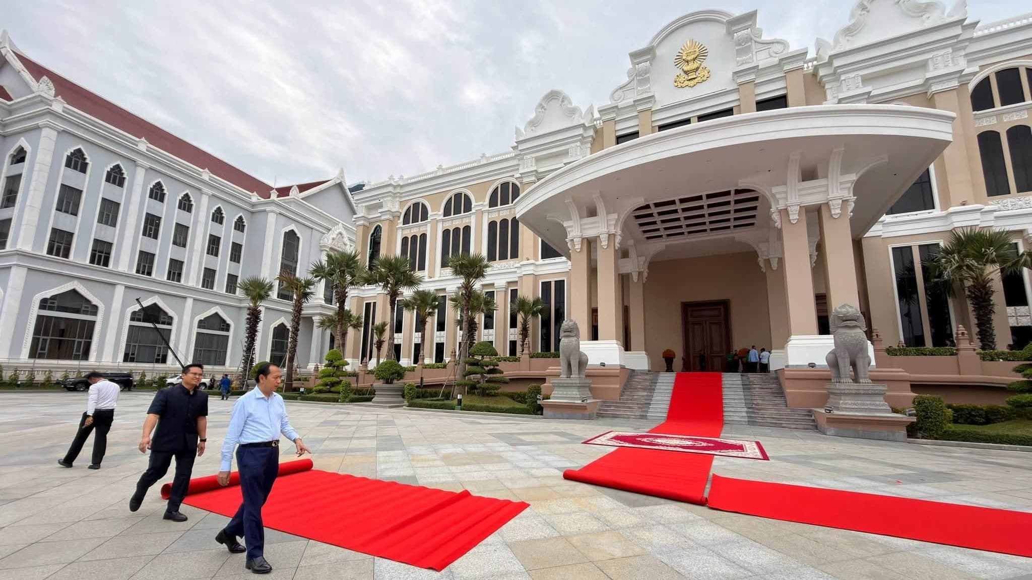 ឯកឧត្តម នេត្រ ភក្រ្តា ចុះពិនិត្យការងារបច្ចេកទេសជាមួយថ្នាក់ថ្នាក់ដឹកនាំនៃអគ្គនាយកដ្ឋានវិទ្យុជាតិកម្ពុជា និងអគ្គនាយកដ្ឋានទូរទស្សន៍ជាតិកម្ពុជា និងអ្នកពាក់ព័ន្ធ ដើម្បីបម្រើឱ្យការផ្សាយផ្ទាល់ព្រះរាជពិធីសម្ពោធវិមាន«សាមគ្គីភាព» នៃព្រឹទ្ធសភា