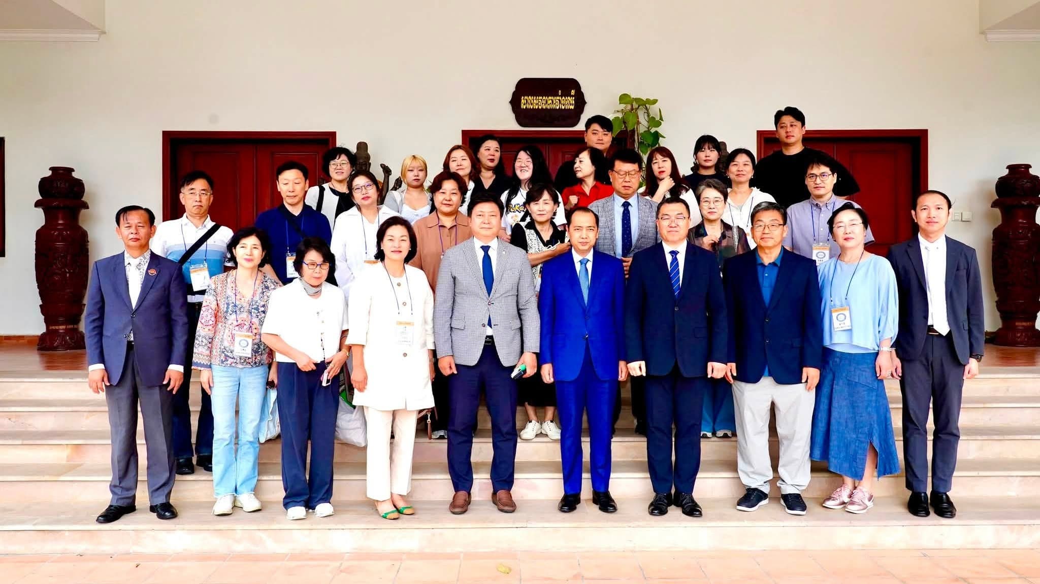 ឯកឧត្តម នេត្រ ភក្ត្រា រដ្ឋមន្ត្រីក្រសួងព័ត៌មាន អនុញ្ញាតឱ្យគណៈប្រតិភូក្រុមប្រឹក្សាសេដ្ឋកិច្ចកម្ពុជា-កូរ៉េ ដឹកនាំដោយលោក Kim Do-hyung (គីម ដូយ៉ុង) ប្រធានក្រុមប្រឹក្សា